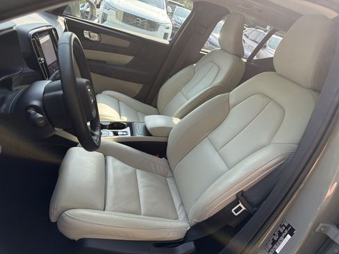 Certified 2023 Volvo XC40 B5 Plus AWD/4WD image 16
