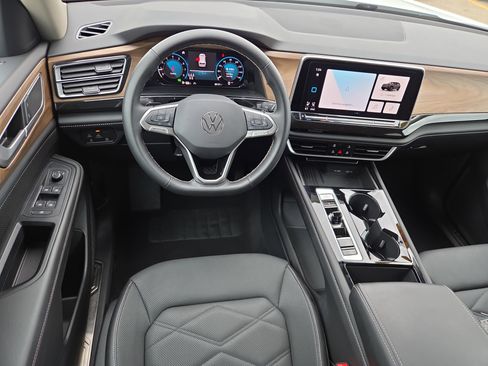 Certified 2025 Volkswagen Atlas SE image 8