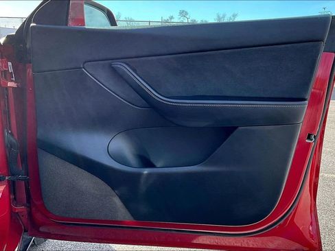 Used 2022 Tesla Model Y Long Range image 23