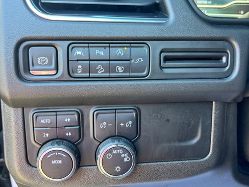 Used 2022 Chevrolet Suburban Z71 w/ Luxury Package image 18