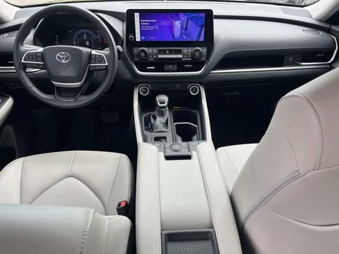 Used 2024 Toyota Grand Highlander AWD image 12