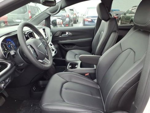 New 2026 Chrysler Pacifica Select image 14