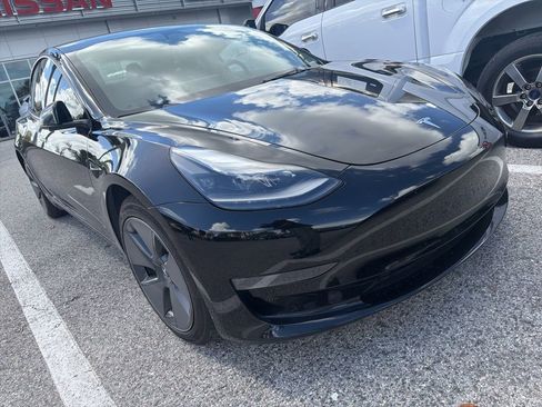 Used 2023 Tesla Model 3 Standard Range image 2