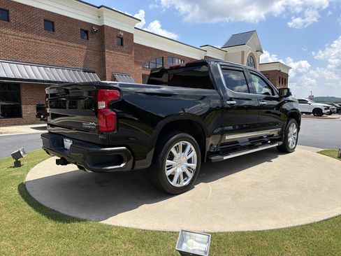 Used 2022 Chevrolet Silverado 1500 High Country w/ High Country Premium Package AWD/4WD image 5