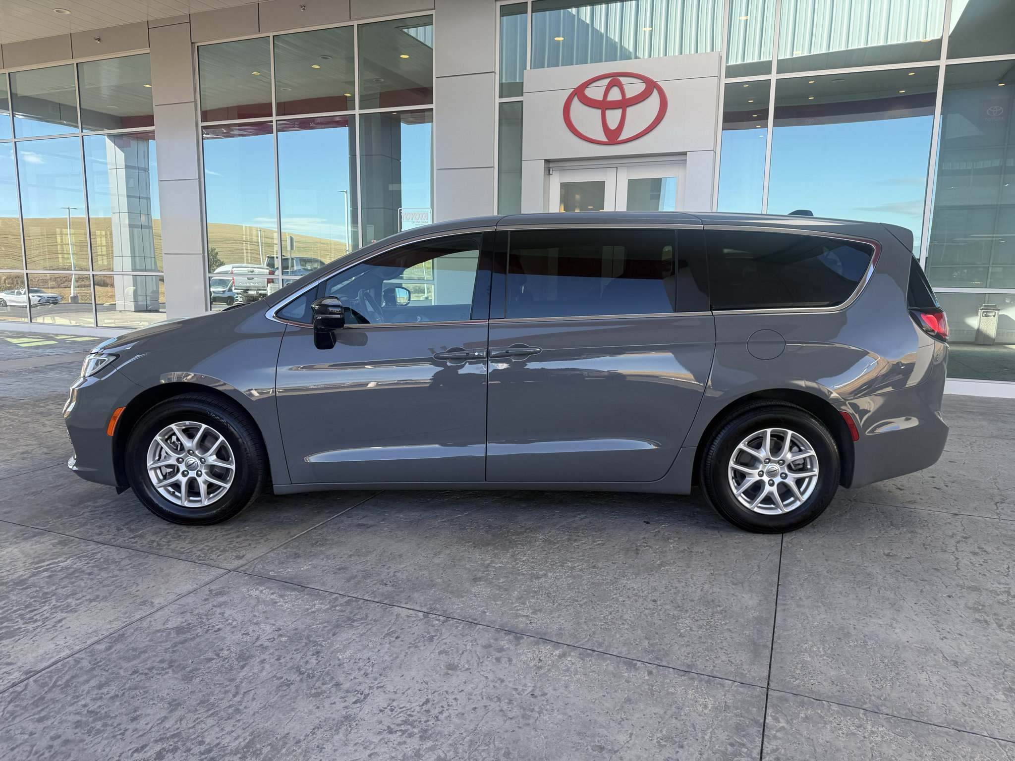 Used 2025 Chrysler Pacifica Select FWD image 7