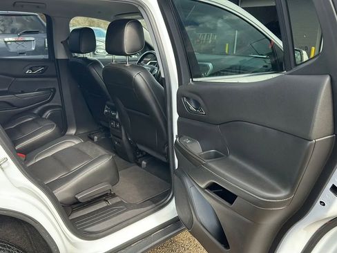 Used 2019 GMC Acadia SLT image 16