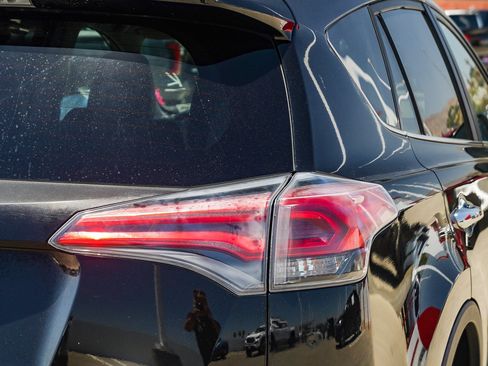 Used 2017 Toyota RAV4 Limited w/ Carpet Mat Package FWD image 8