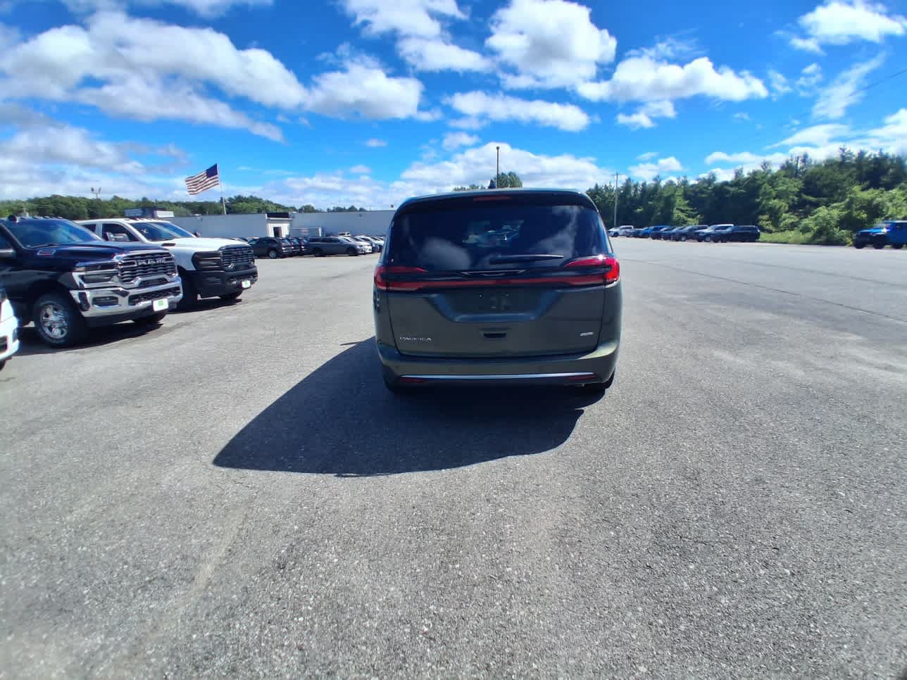 New 2027 Chrysler Pacifica Select AWD/4WD image 5