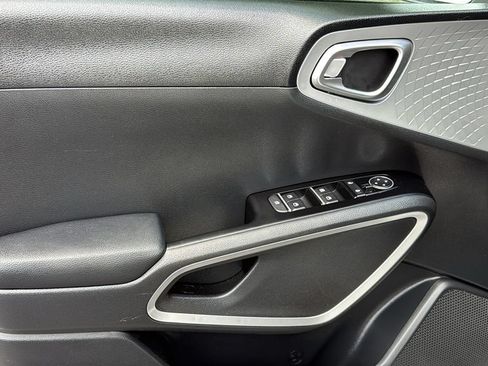 Used 2025 Kia Soul LX FWD image 18