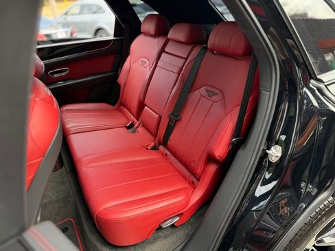 Used 2023 Bentley Bentayga image 29