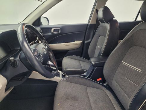 Used 2023 Hyundai Venue Limited FWD image 17