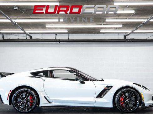 Used 2015 Chevrolet Corvette Z06 w/ 3LZ Preferred Equipment Group RWD image 8