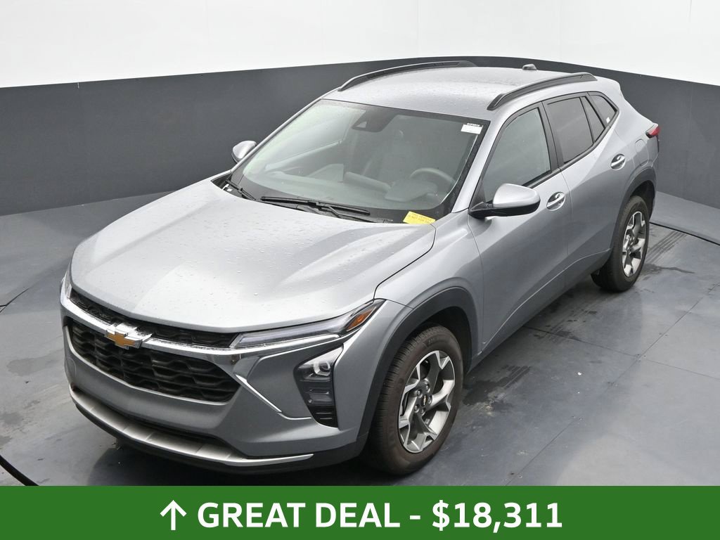 Used 2025 Chevrolet Trax LT FWD image 32