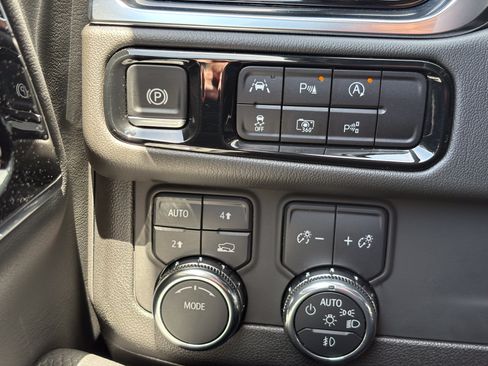 Used 2025 GMC Yukon XL Denali AWD/4WD image 27