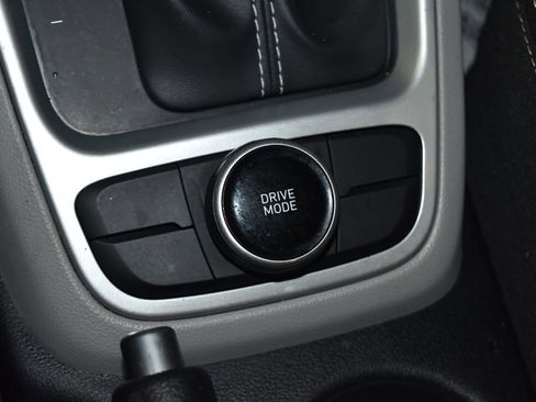 Used 2024 Hyundai Venue SEL image 16