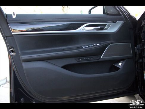 Used 2019 BMW 740i w/ M Sport Package RWD image 10