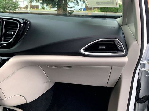 Certified 2024 Chrysler Pacifica Touring-L FWD image 16