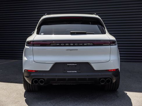 Certified 2024 Porsche Cayenne AWD/4WD image 8