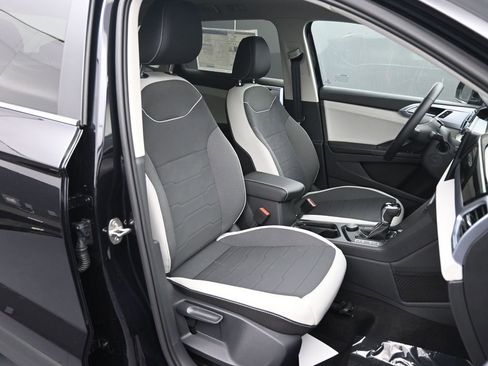 Used 2025 Volkswagen Taos SE image 51