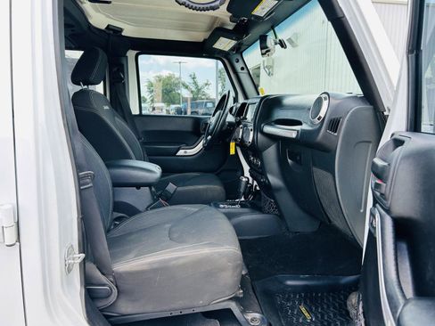 Used 2016 Jeep Wrangler Unlimited Sahara w/ Connectivity Group AWD/4WD image 26