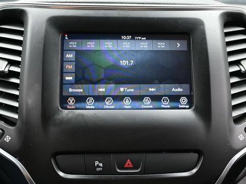 Used 2020 Jeep Cherokee Latitude Plus w/ Cold Weather Group AWD/4WD image 30