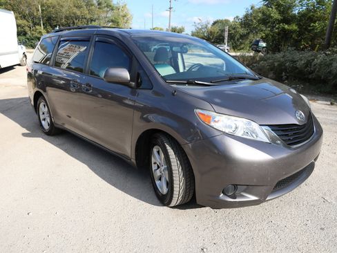 Used 2011 Toyota Sienna LE image 4
