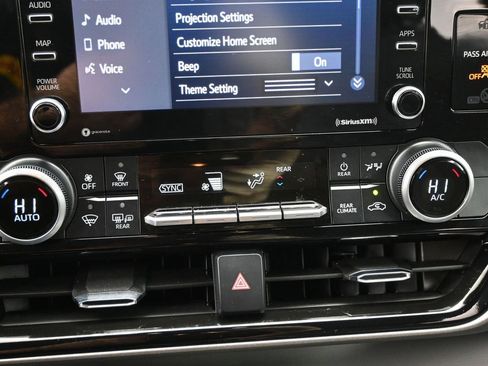 Used 2021 Toyota Highlander L image 26