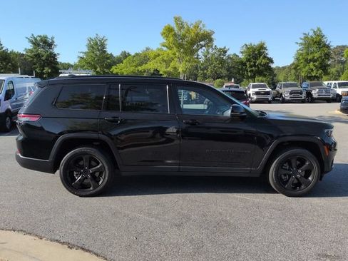 Certified 2022 Jeep Grand Cherokee L Laredo RWD image 3