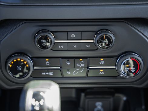 New 2025 Ford Bronco 4-Door image 25