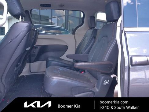 Used 2017 Chrysler Pacifica Touring-L Plus w/ Uconnect Theatre Group FWD image 12
