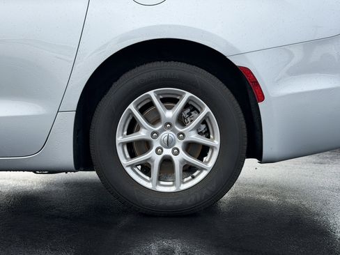 Used 2024 Chrysler Pacifica Touring-L image 9