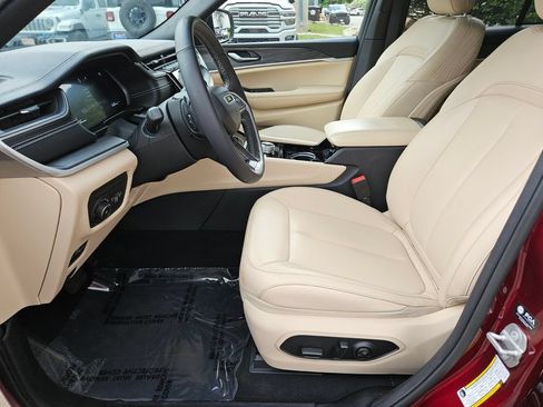 Used 2023 Jeep Grand Cherokee Limited AWD/4WD image 19