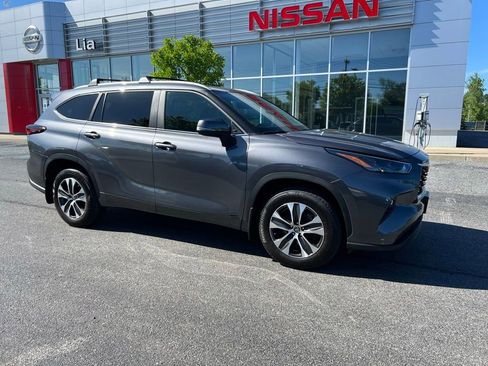 Used 2024 Toyota Highlander XLE AWD/4WD image 17