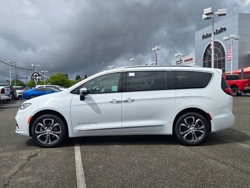 New 2026 Chrysler Pacifica Pinnacle image 8