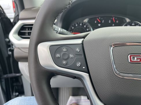 Used 2023 GMC Acadia SLT w/ Preferred Package image 17