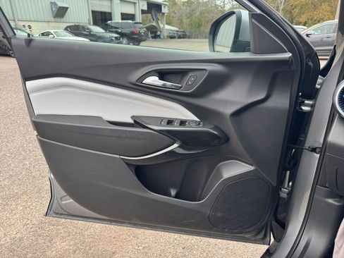 Used 2025 Chevrolet Trax LT image 18