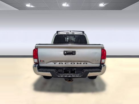 Used 2017 Toyota Tacoma TRD Off-Road image 8