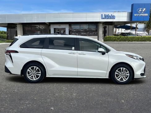Used 2026 Toyota Sienna XLE image 9