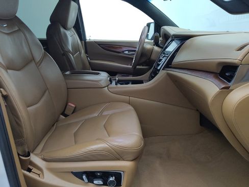 Used 2017 Cadillac Escalade ESV Platinum RWD image 21