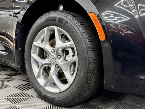 Used 2017 Chrysler Pacifica Limited w/ Advanced Safetytec Group image 24