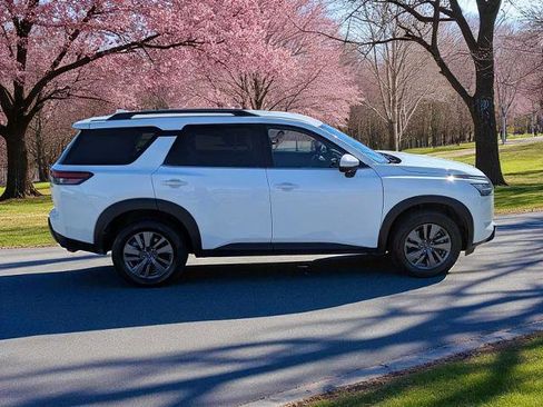 Used 2025 Nissan Pathfinder SV image 7