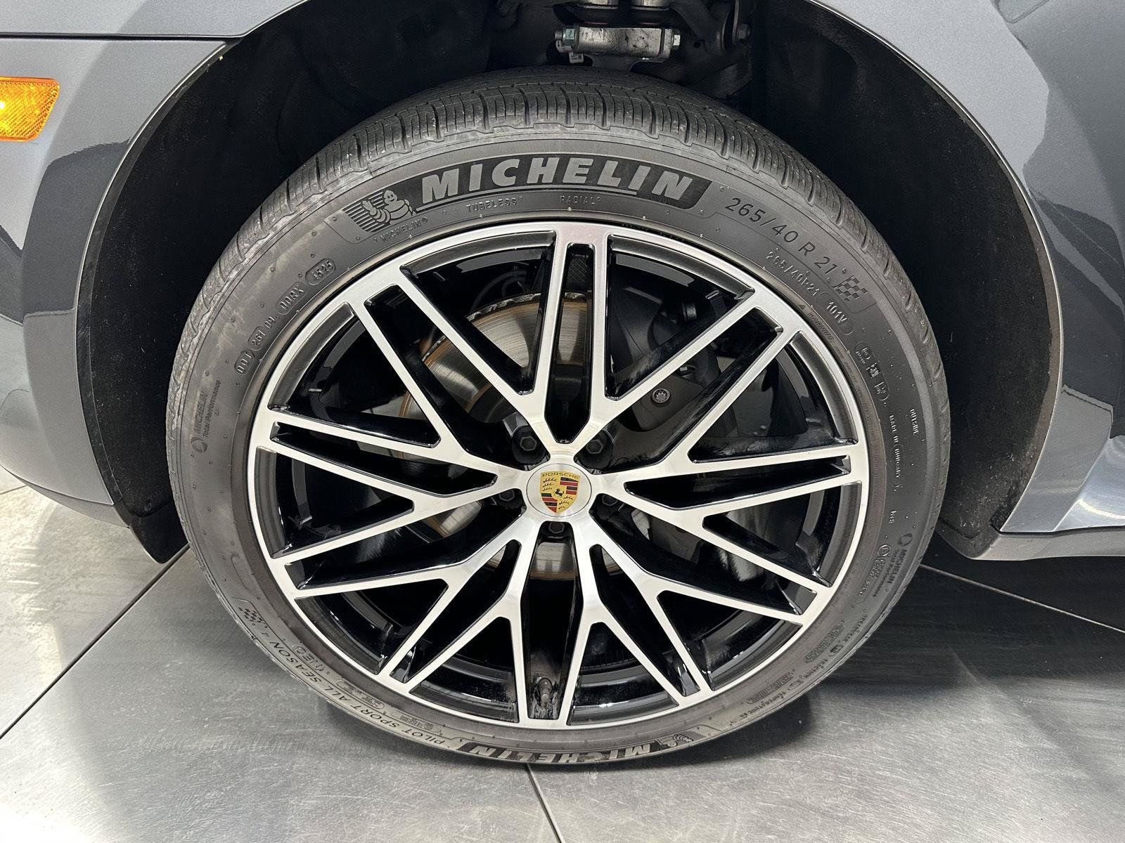 Certified 2026 Porsche Macan AWD/4WD image 11