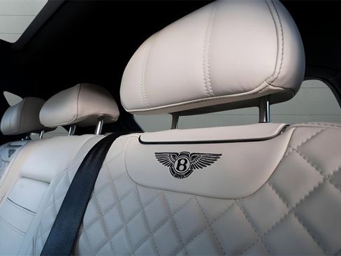 Used 2017 Bentley Bentayga image 32