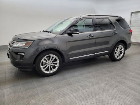 Used 2018 Ford Explorer XLT w/ Equipment Group 202A FWD image 2