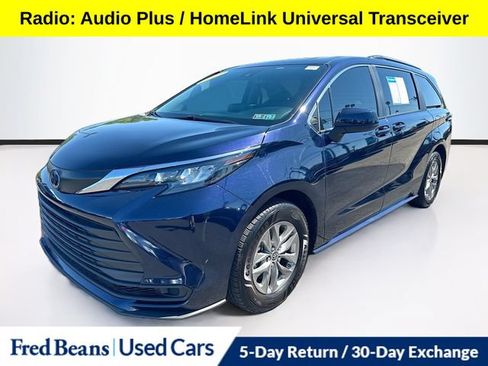 Used 2024 Toyota Sienna LE w/ LE Plus Package AWD/4WD image 4