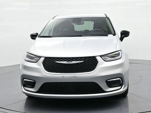 Used 2024 Chrysler Pacifica Touring-L FWD image 3