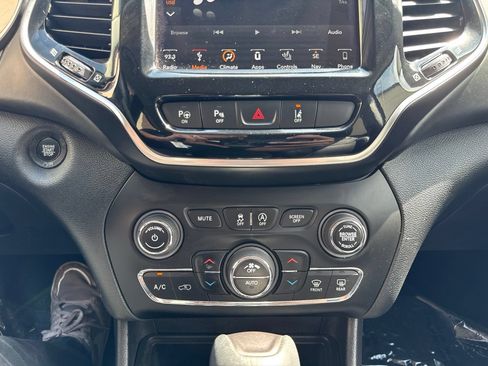 Used 2019 Jeep Cherokee Overland w/ Technology Group AWD/4WD image 26
