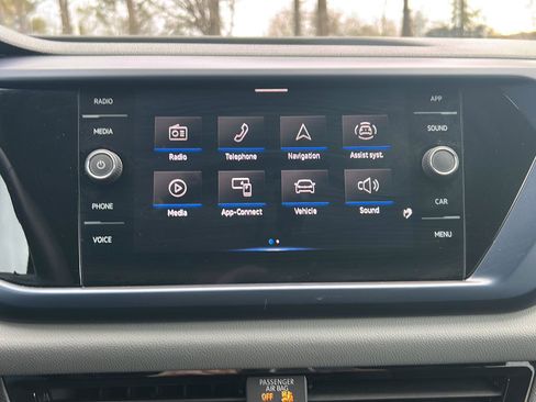 Certified 2022 Volkswagen Taos SE image 16