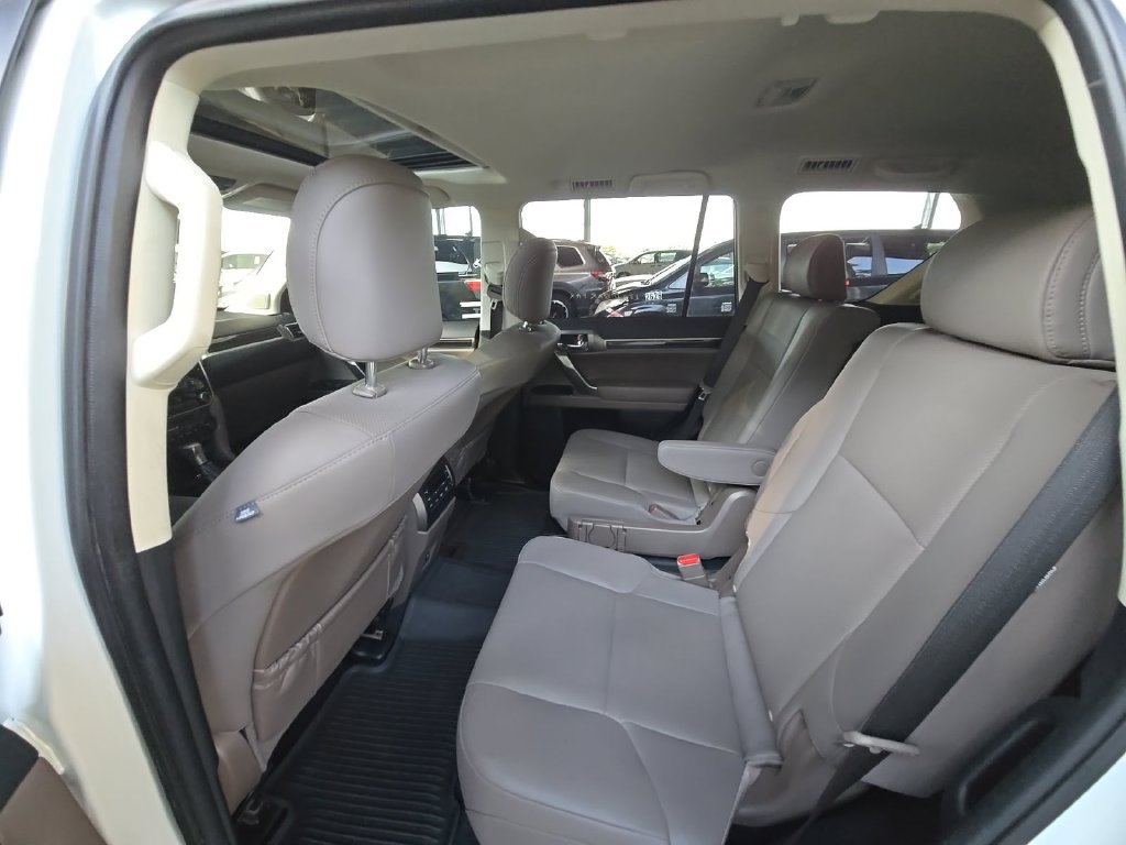 Used 2023 Lexus GX 460 Premium w/ Accessory Package AWD/4WD image 4