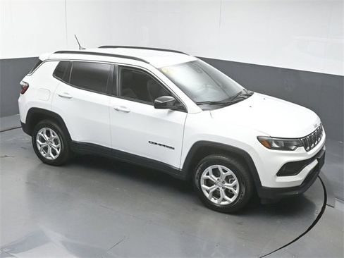 Used 2024 Jeep Compass Latitude image 38